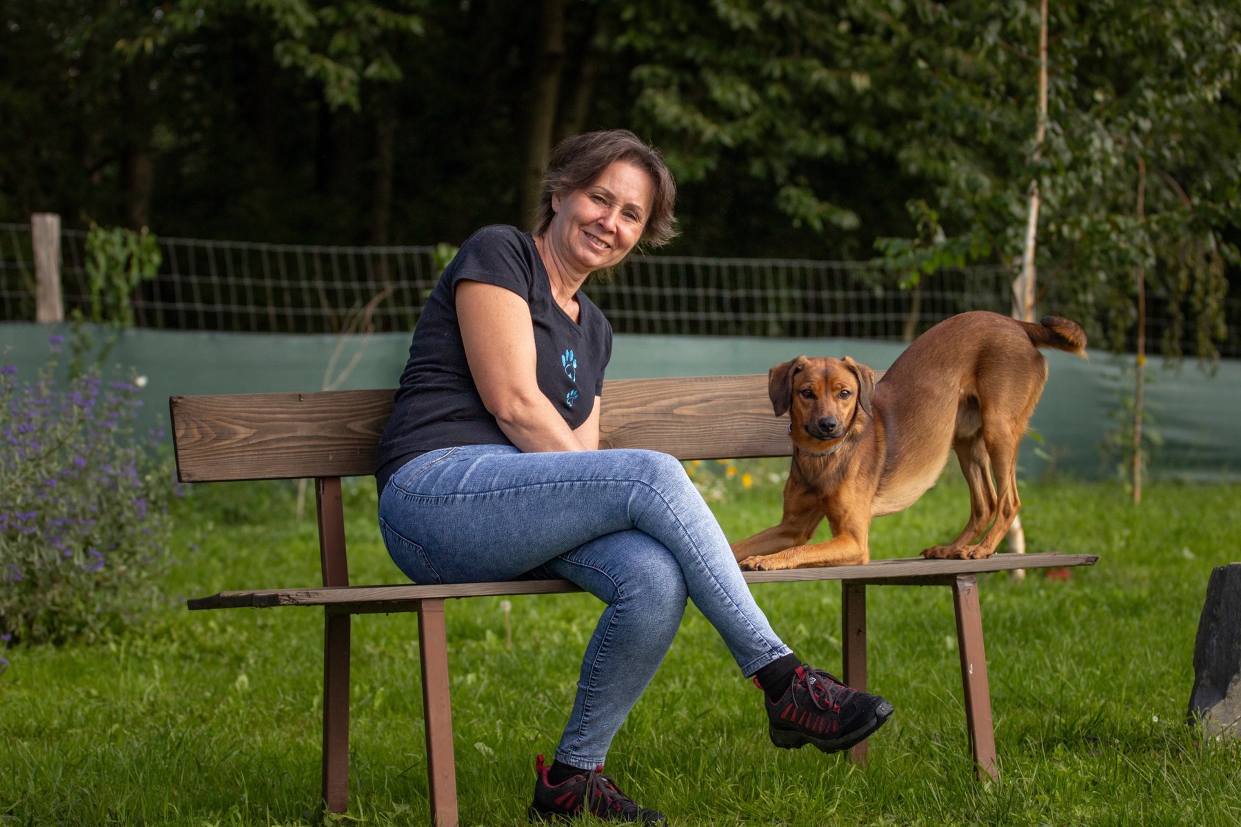 Lenka s Gerym na lavičce v zahradě